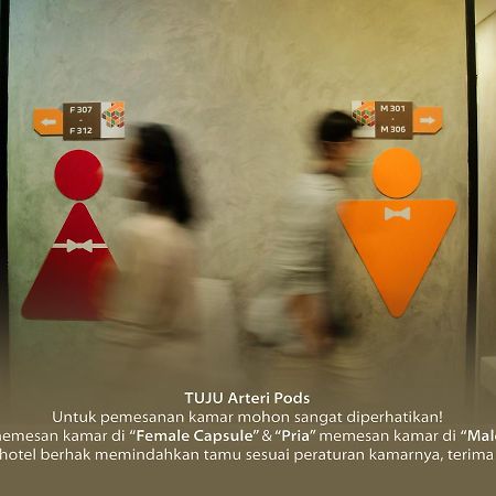 A Pousada Tuju Arteri Pods Jacarta Exterior foto
